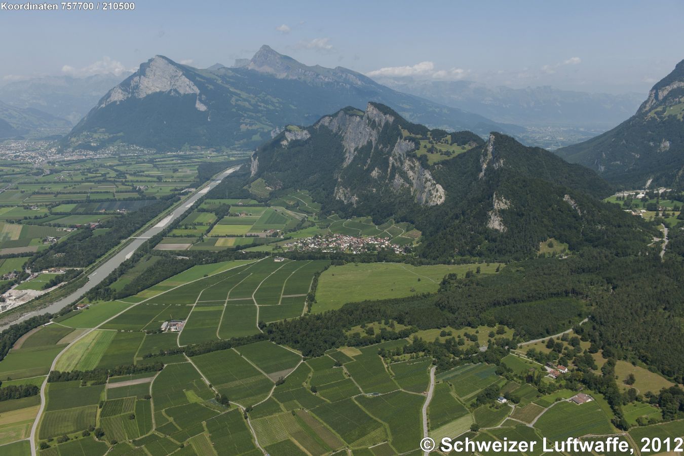 'Bündner Herrschaft': Fläsch, mit Fläscherberg (Schnielskopf); Blick Richtung Sargans mit Gonzen. Rechts im Bild: St. Luzisteig. Rechts im Hintergrund: St. Galler Rheintal